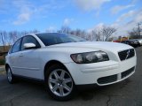 2006 Volvo S40 2.4i Front 3/4 View