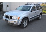 2005 Jeep Grand Cherokee Laredo 4x4 Front 3/4 View