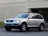 2007 Volkswagen Touareg V6 Front 3/4 View