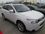 Diamond White Pearl Mitsubishi Outlander in 2014