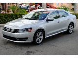 2013 Volkswagen Passat 2.5L SE Front 3/4 View