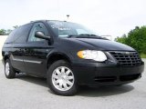 2007 Brilliant Black Crystal Pearl Chrysler Town & Country Touring #10722252