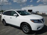 Glacier White Nissan Pathfinder in 2016