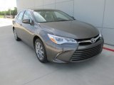 2017 Toyota Camry XLE V6 Front 3/4 View