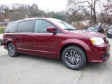 2017 Dodge Grand Caravan SXT Front 3/4 View