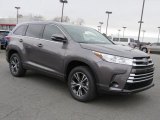 2017 Toyota Highlander LE Front 3/4 View