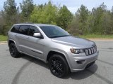 2017 Jeep Grand Cherokee Laredo 4x4 Front 3/4 View