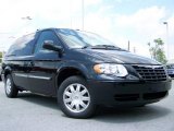 2007 Brilliant Black Crystal Pearl Chrysler Town & Country Touring #11970031