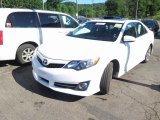 2014 Toyota Camry SE V6 Front 3/4 View