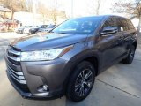 2018 Toyota Highlander LE Front 3/4 View