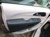 2018 Chrysler Pacifica Hybrid Limited Door Panel