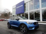 2019 Volvo XC40 T5 R-Design AWD Front 3/4 View