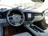 2019 Volvo XC60 T6 AWD Momentum Dashboard