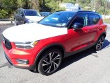 2020 Volvo XC40 T5 R-Design AWD Front 3/4 View