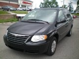 2007 Brilliant Black Crystal Pearl Chrysler Town & Country LX #13666211