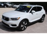 2019 Volvo XC40 T5 Momentum AWD Front 3/4 View