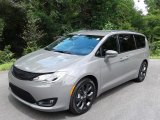 2020 Chrysler Pacifica Touring L Front 3/4 View