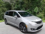 2020 Chrysler Pacifica Touring L Front 3/4 View