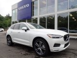 2021 Volvo XC60 T6 AWD Momentum Front 3/4 View