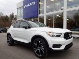 2021 Volvo XC40 T5 R-Design AWD Front 3/4 View