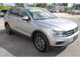 2020 Volkswagen Tiguan SE Front 3/4 View