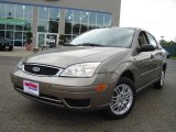 2005 Arizona Beige Metallic Ford Focus ZX4 SE Sedan #14111197