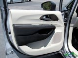 2018 Chrysler Pacifica L Door Panel
