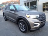 2021 Ford Explorer XLT 4WD Front 3/4 View