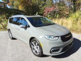 2021 Chrysler Pacifica Pinnacle AWD Front 3/4 View