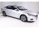 2019 Nissan Altima SL AWD Front 3/4 View