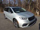 2022 Chrysler Pacifica Limited AWD Front 3/4 View