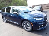 2023 Chrysler Pacifica Hybrid Limited Front 3/4 View