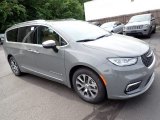 2023 Chrysler Pacifica Pinnacle Plug-In Hybrid Front 3/4 View