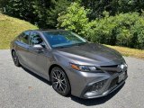 2022 Toyota Camry SE Hybrid Front 3/4 View