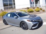 2024 Toyota Camry SE Hybrid Front 3/4 View