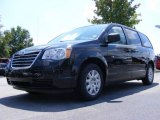 2009 Brilliant Black Crystal Pearl Chrysler Town & Country LX #17406817