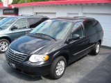 2007 Brilliant Black Crystal Pearl Chrysler Town & Country Touring #19371179