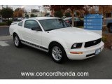 2006 Performance White Ford Mustang V6 Deluxe Coupe #22871803