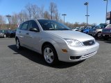 2007 CD Silver Metallic Ford Focus ZX5 SES Hatchback #26177405