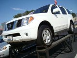 2006 Avalanche White Nissan Pathfinder SE 4x4 #27544103