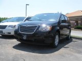 2010 Brilliant Black Crystal Pearl Chrysler Town & Country LX #30617018