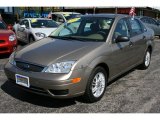 2005 Arizona Beige Metallic Ford Focus ZX4 SE Sedan #33329103