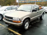 2002 Chevrolet S10 LS Extended Cab 4x4 Front 3/4 View