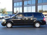 2010 Brilliant Black Crystal Pearl Chrysler Town & Country LX #38076806