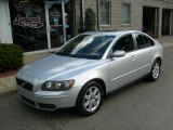 2004 Volvo S40 2.4i Front 3/4 View