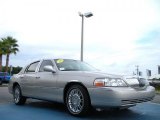 2006 Lincoln Town Car Signature Limited Front 3/4 View