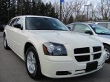 2005 Cool Vanilla White Dodge Magnum SXT #40219432