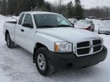 2005 Dodge Dakota ST Club Cab Front 3/4 View