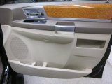 2010 Chrysler Town & Country Limited Door Panel