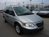 2002 Chrysler Voyager  Front 3/4 View